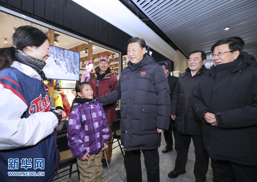 2017年1月23日，习近平总书记在河北省张家口市考察北京冬奥会筹办工作。这是习近平在云顶滑雪场雪具大厅同游客和滑雪爱好者亲切交谈。新华社记者 兰红光 摄