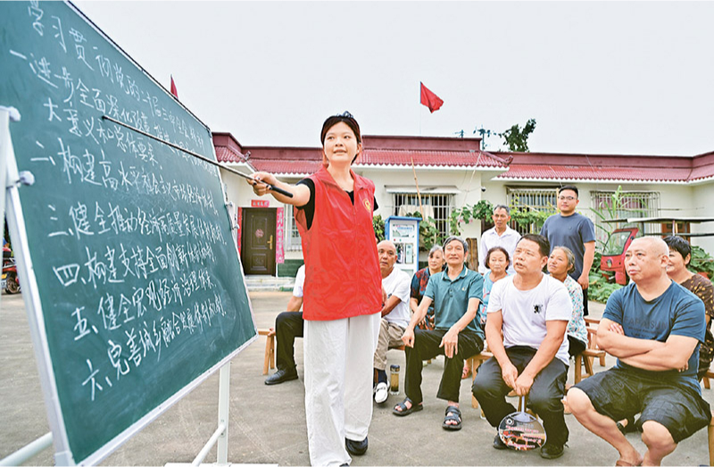 学习好贯彻好党的二十届三中全会精神，是当前和今后一个时期全党全国的一项重大政治任务。图为2024年7月27日，四川省眉山市仁寿县“小黑板”宣讲小分队，向基层党员干部群众宣讲党的二十届三中全会精神。 人民图片 潘帅/摄