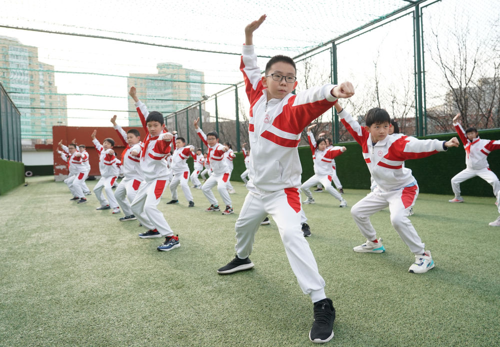 2024年2月21日，在人大附中实验小学，学生们在体育课中进行武术练习。新华社记者 任超 摄