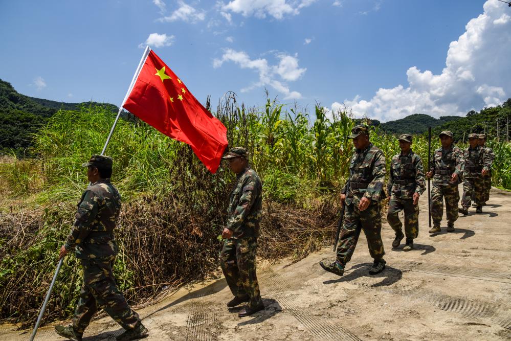 8月16日，老支书尼红（左二）和班老乡班搞村巡边队一起出发去巡边。新华社记者吉哲鹏 摄