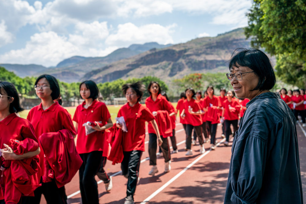 6月7日是2024年高考第一天，云南丽江华坪女高校长张桂梅组织走出考场的学生准备返回学校。新华社记者 胡超 摄