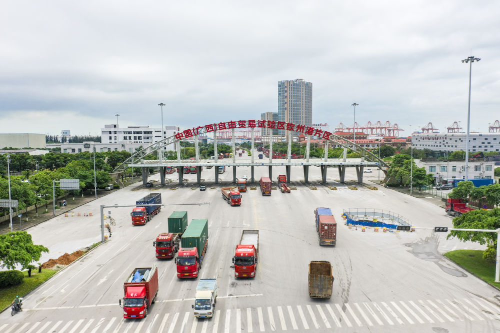 这是中国（广西）自由贸易试验区钦州港片区（2024年5月20日摄，无人机照片）。近年来，广西以高水平共建西部陆海新通道为牵引，建设面向东盟的国际大通道、大平台，加快打造向海经济，推动构建陆海相通、多区联动的开放格局。