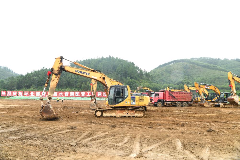 施工车辆在北海市合浦县环北部湾广西水资源配置工程建设现场。新华社记者 周华 摄