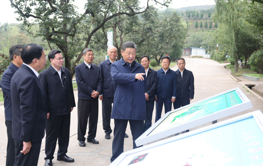 2024年9月11日，习近平在甘肃省天水市麦积区南山花牛苹果基地考察时，听取引洮供水工程情况汇报。当得知近600万群众从此告别苦咸水后，总书记十分高兴。他要求加强维护和管理，让这项工程在沿线群众生产生活中发挥更大效用。