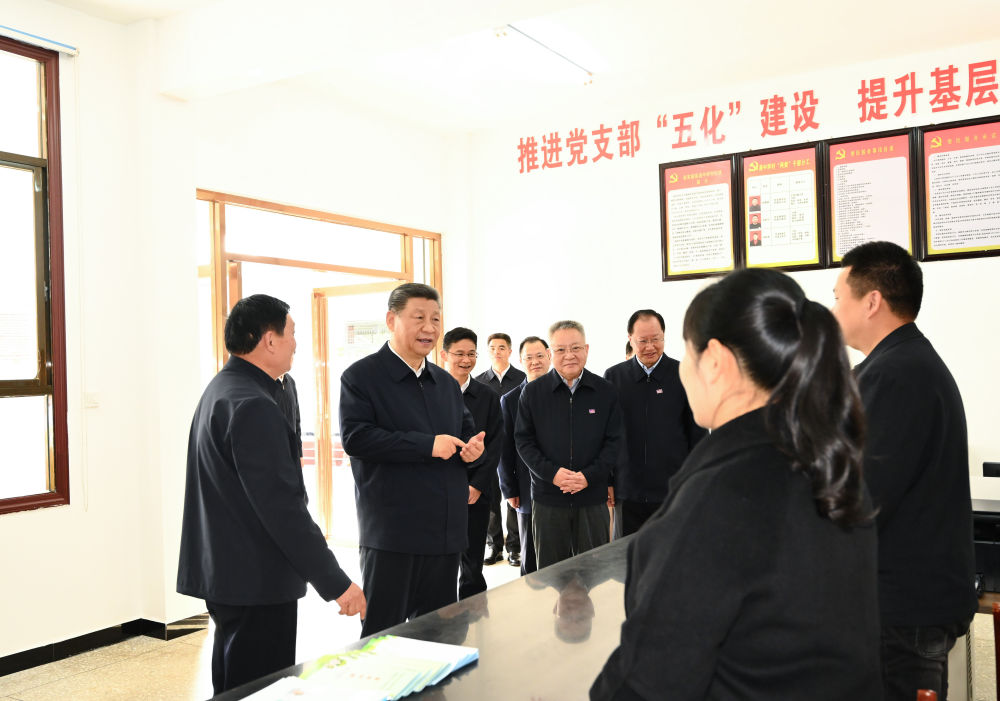 2024年3月19日，习近平在湖南省常德市鼎城区谢家铺镇港中坪村党群服务中心了解当地为基层减负、提升基层治理效能等情况。他指出：“要坚决整治形式主义、官僚主义问题，精兵简政，持之以恒抓好这项工作。”