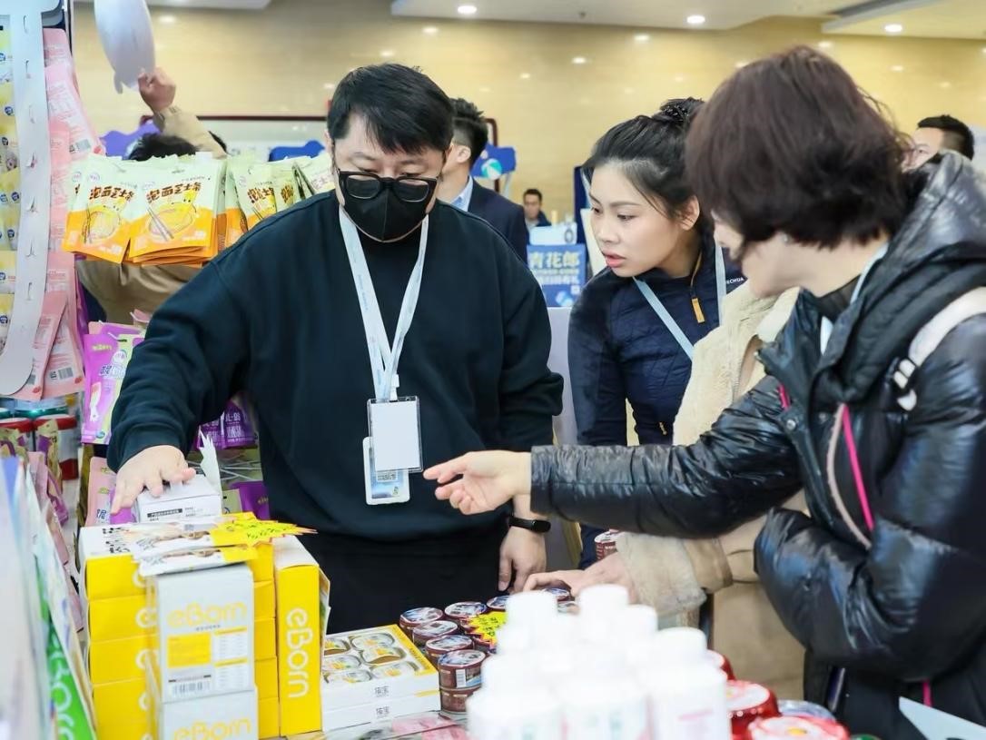 嘉宾了解展区里的宠物“零食”。刘磊摄