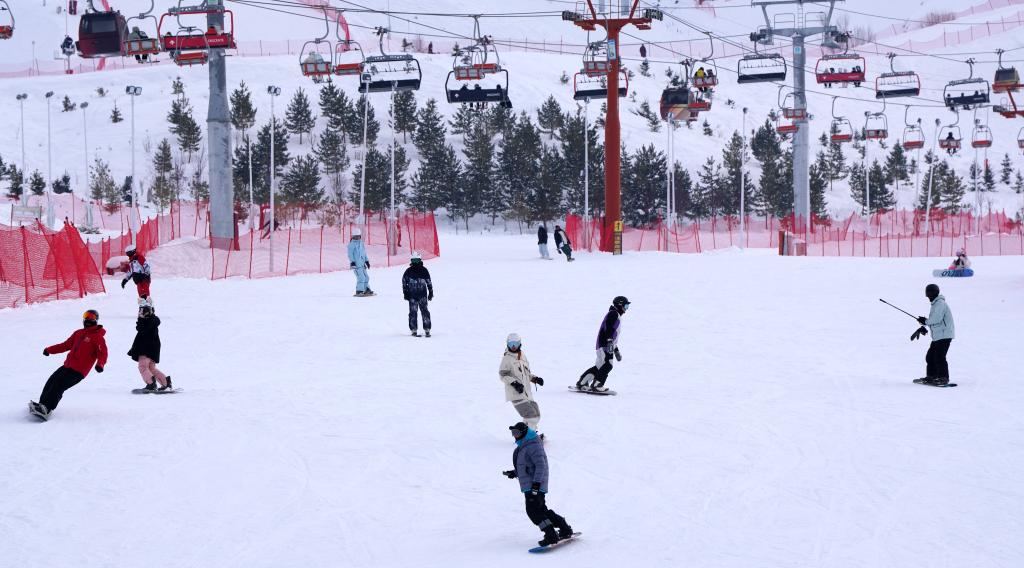 2025年1月8日，滑雪爱好者在新疆阿勒泰市将军山滑雪场的雪道上滑行。新华社记者 张啸诚 摄