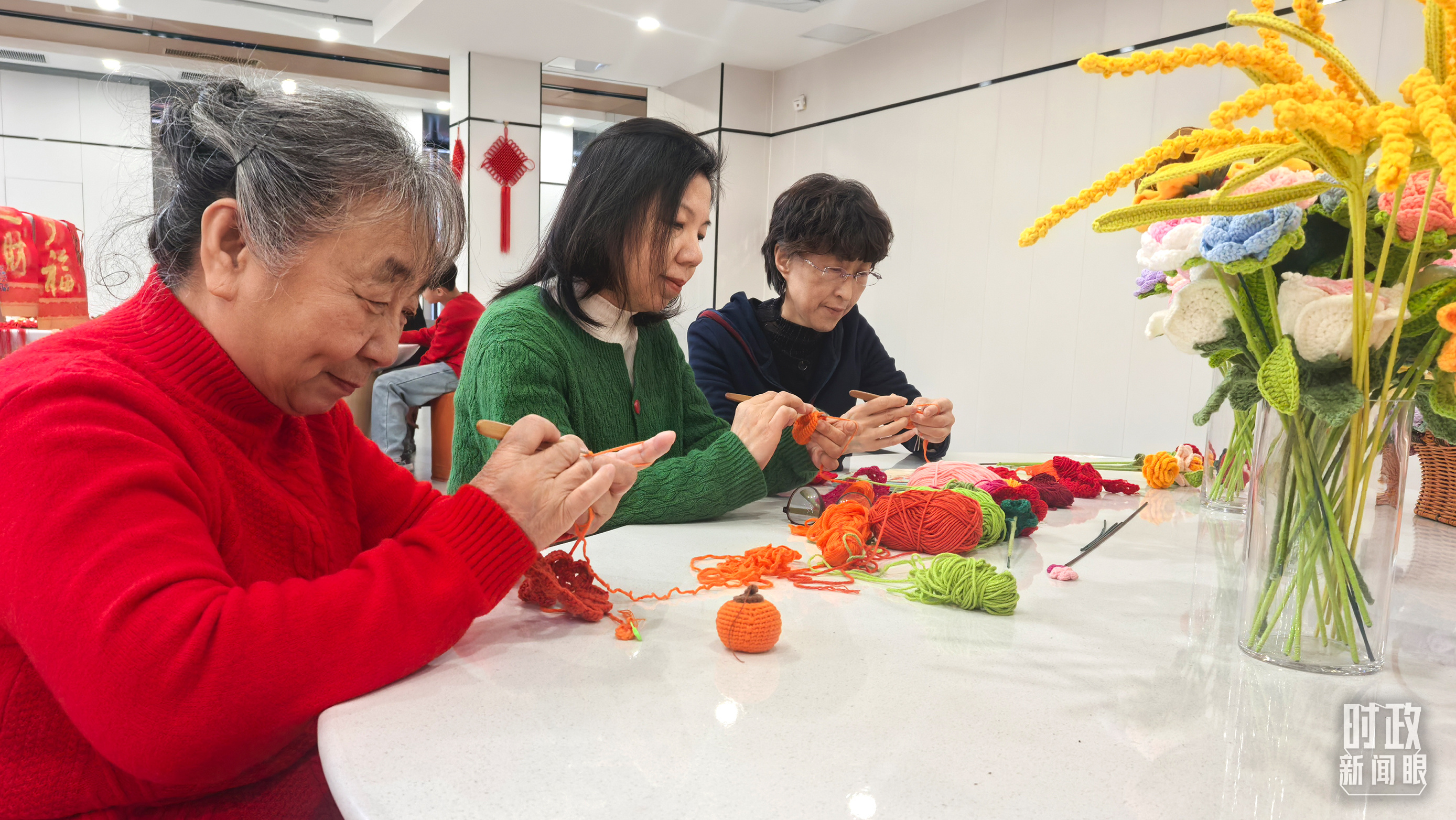 长安社区党群服务中心里，居民们正在制作手工艺品。（总台央视记者钟锐拍摄）