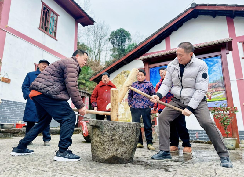 游客在神山村体验打糍粑（央广网发 肖江峰 摄）