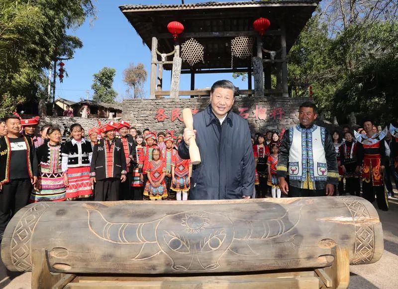 △2020年1月19日，习近平总书记在云南腾冲三家村中寨司莫拉佤族村广场上，敲响三声佤族木鼓，祝福风调雨顺、国泰民安、四海升平。