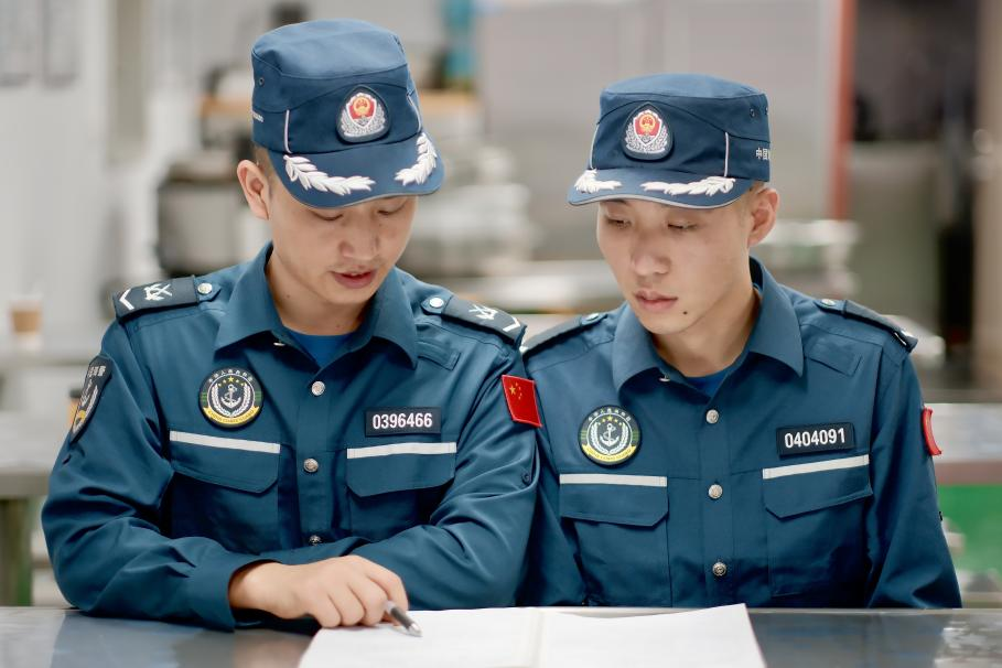 1月27日，中国海警海鸥舰执法员研习设备维修保养案例。