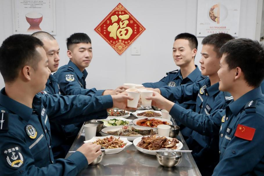 1月28日，在中国海警海鸥舰上，执法员们聚餐庆祝农历春节。