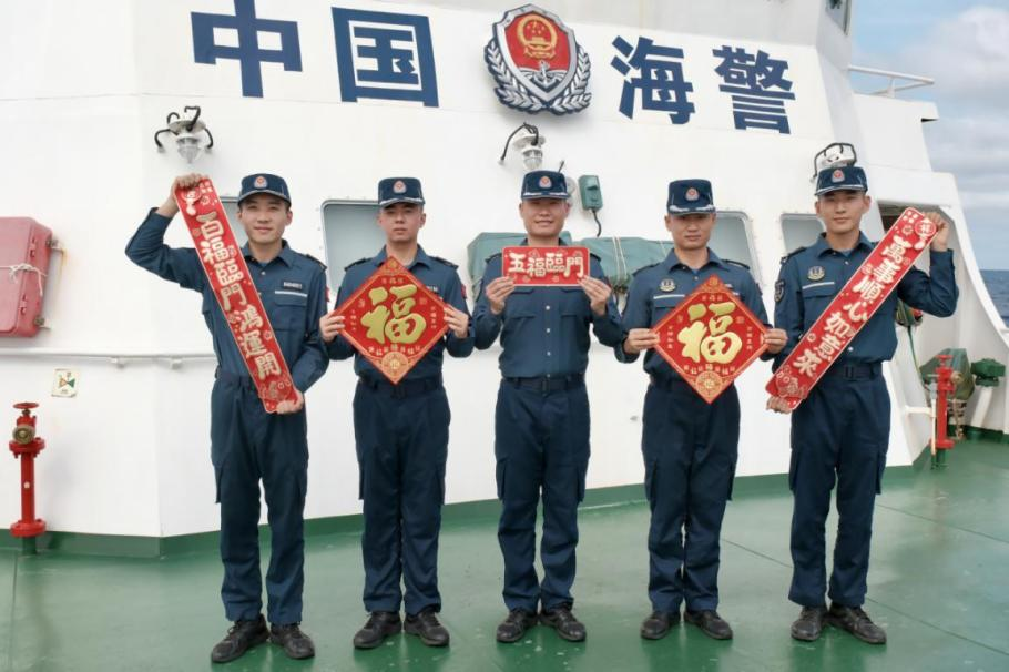 1月27日，中国海警海鸥舰执法员们展示春联福字，庆祝农历春节。