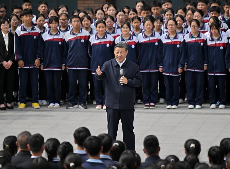 △2024年6月18日，习近平总书记在青海果洛西宁民族中学考察时，同师生们亲切交流。