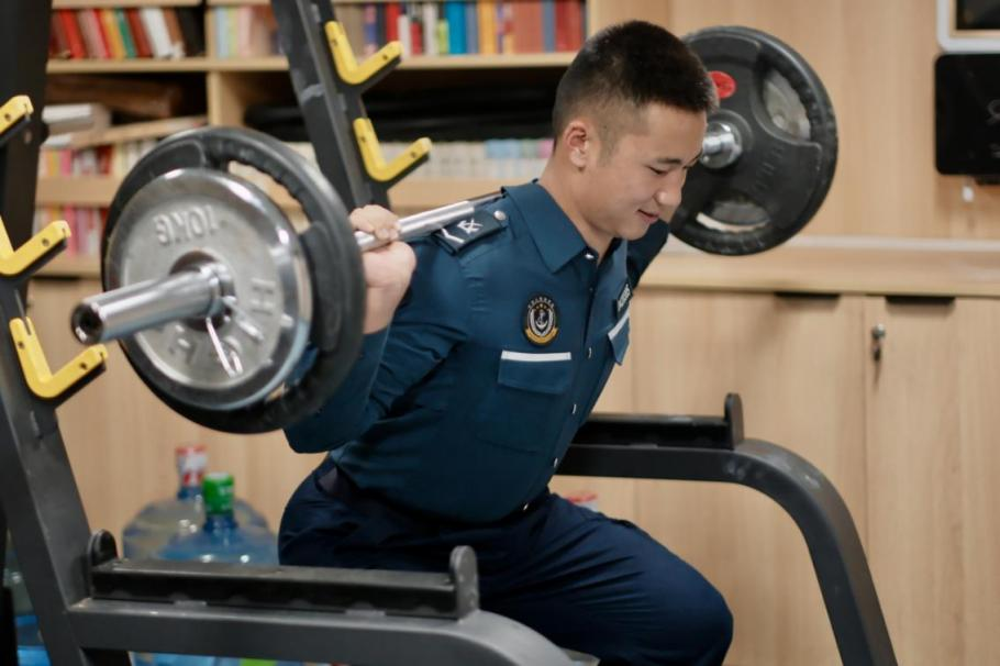 1月23日，在中国海警海鸥舰上，执法员在值守间隙锻炼身体。